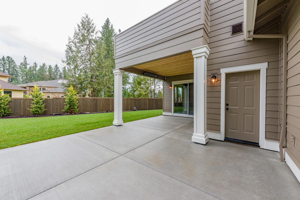 Идея дизайна: большой двор на заднем дворе в классическом стиле с покрытием из бетонных плит без защиты от солнца