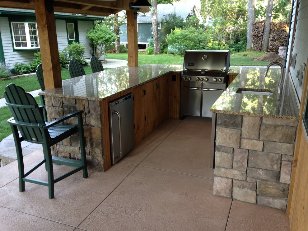 Стильный дизайн: двор среднего размера на заднем дворе в стиле рустика с летней кухней, покрытием из бетонных плит и навесом - последний тренд