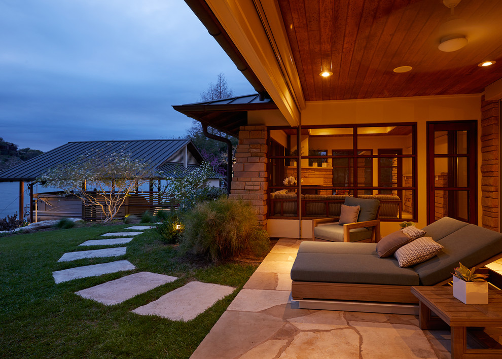 Diseño de patio clásico renovado extra grande en patio trasero y anexo de casas con adoquines de piedra natural