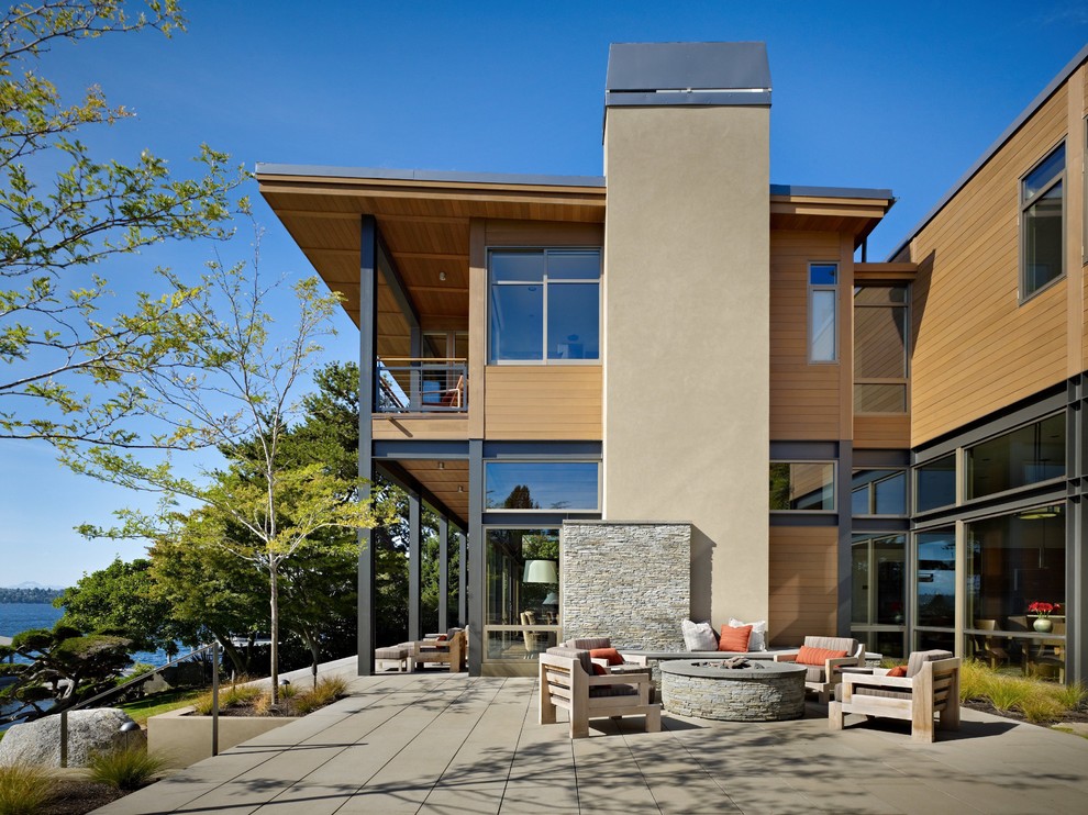 Inspiration pour une terrasse design avec un foyer extérieur.