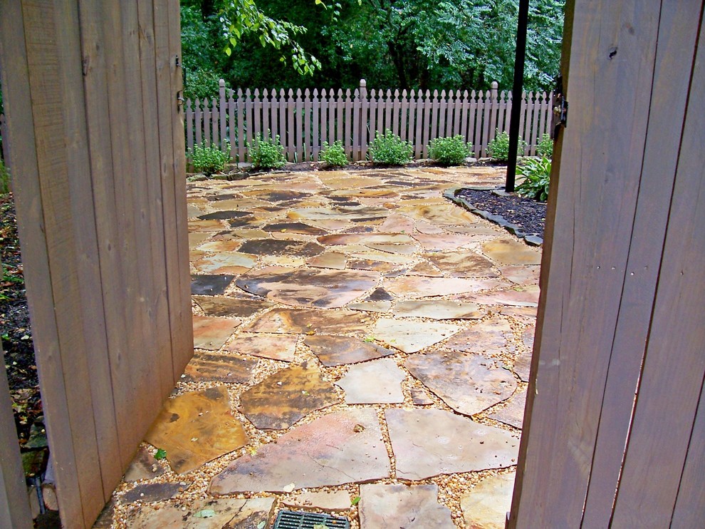 Пример оригинального дизайна: двор на боковом дворе в классическом стиле с покрытием из каменной брусчатки без защиты от солнца