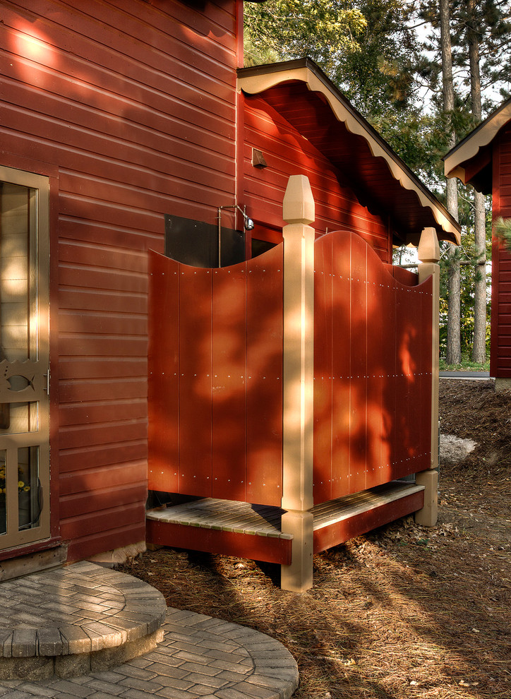 Пример оригинального дизайна: двор на боковом дворе в стиле рустика с летним душем и мощением клинкерной брусчаткой без защиты от солнца