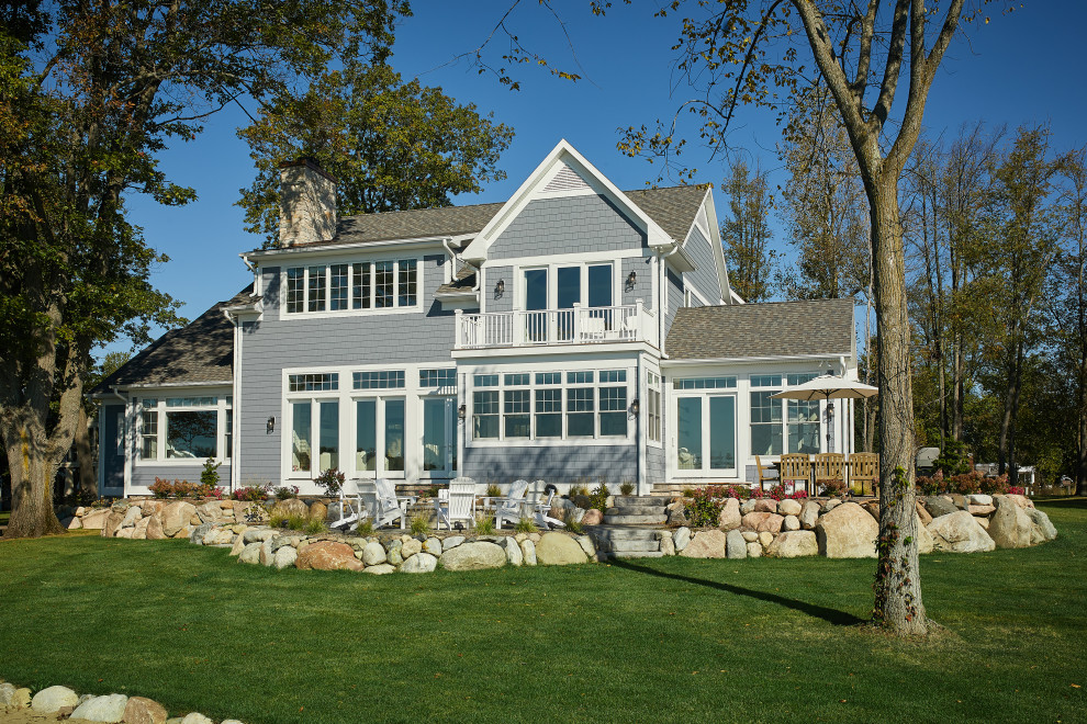 Пример оригинального дизайна: двор на заднем дворе в морском стиле с местом для костра и покрытием из гравия без защиты от солнца