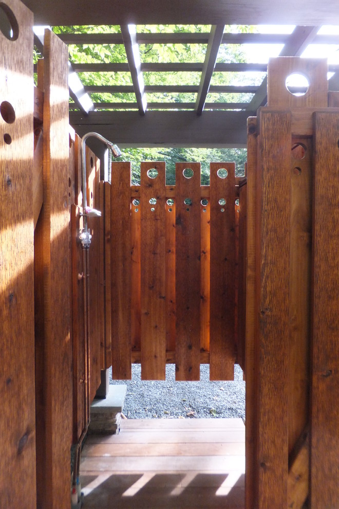 Foto de patio de estilo americano pequeño en patio lateral con ducha exterior, adoquines de piedra natural y pérgola