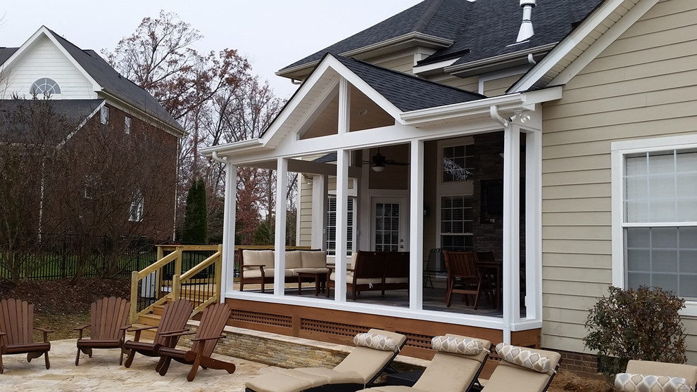 Foto di un patio o portico contemporaneo di medie dimensioni e dietro casa con cemento stampato e un tetto a sbalzo