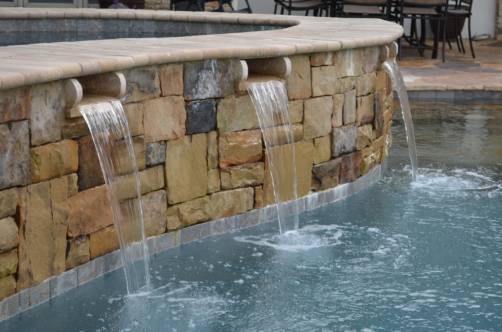 Стильный дизайн: огромный бассейн на заднем дворе в классическом стиле с фонтаном и покрытием из каменной брусчатки - последний тренд