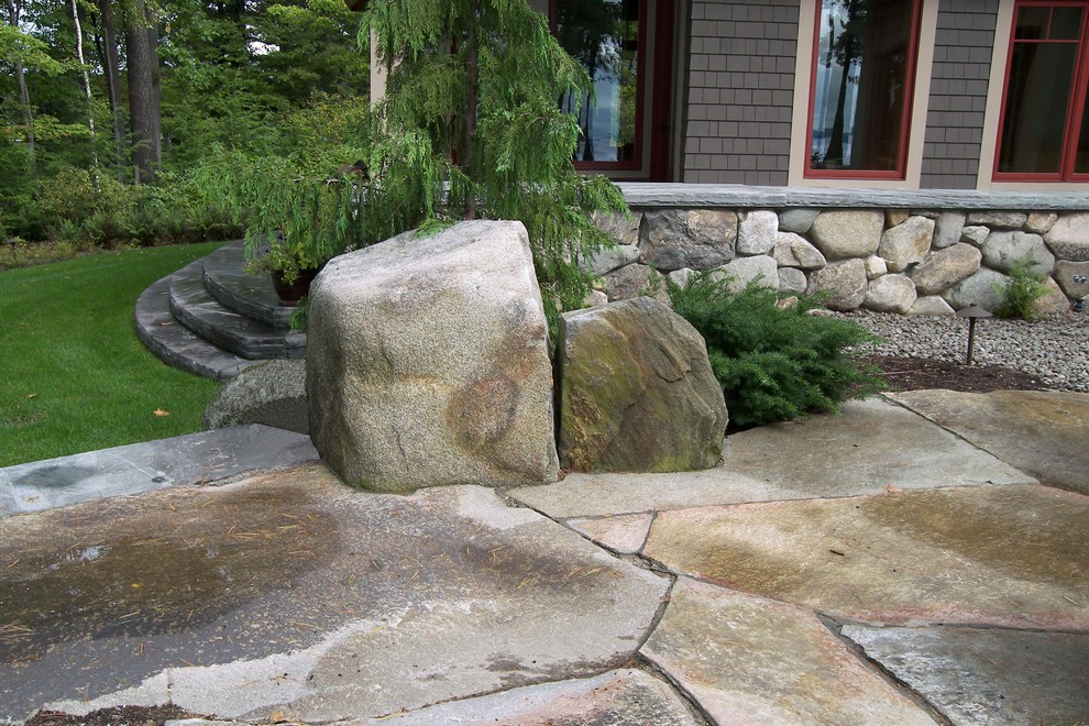 Стильный дизайн: двор среднего размера на заднем дворе в стиле рустика с покрытием из каменной брусчатки без защиты от солнца - последний тренд