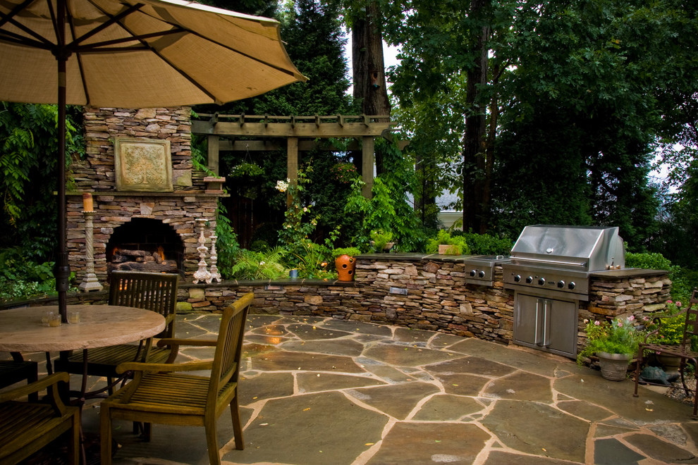 Inspiration pour une terrasse en bois arrière traditionnelle de taille moyenne avec une cuisine d'été et une pergola.