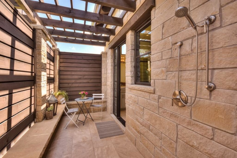 Свежая идея для дизайна: пергола во дворе частного дома в средиземноморском стиле с летним душем и покрытием из каменной брусчатки - отличное фото интерьера