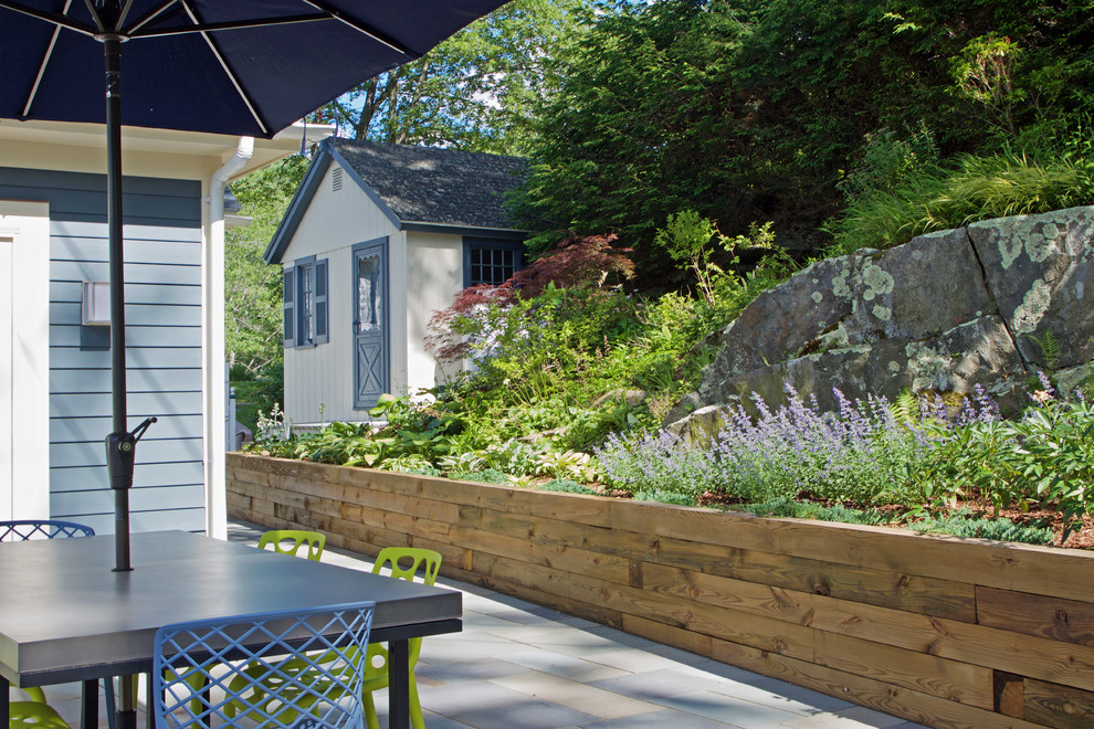 Immagine di un patio o portico minimal di medie dimensioni e dietro casa con un giardino in vaso, piastrelle e nessuna copertura