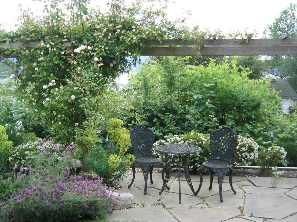На фото: маленький двор на заднем дворе в классическом стиле без защиты от солнца для на участке и в саду