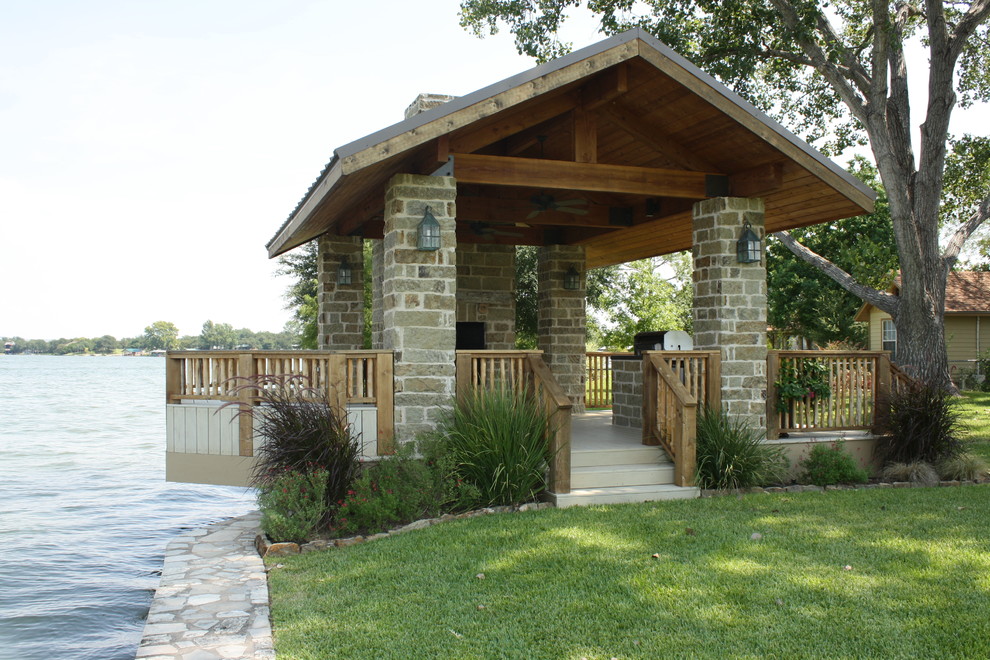 Aménagement d'une terrasse en bois arrière montagne de taille moyenne avec une cuisine d'été et un gazebo ou pavillon.