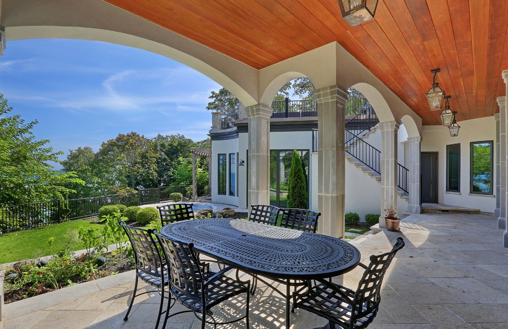Идея дизайна: двор на заднем дворе в классическом стиле с покрытием из каменной брусчатки и навесом