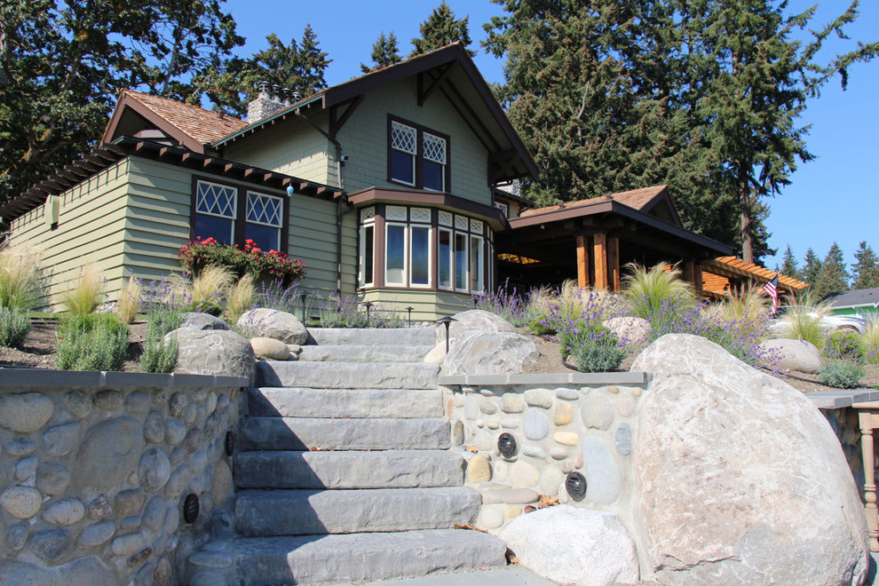 Mittelgroßer, Unbedeckter Uriger Patio hinter dem Haus mit Outdoor-Küche und Natursteinplatten in Seattle