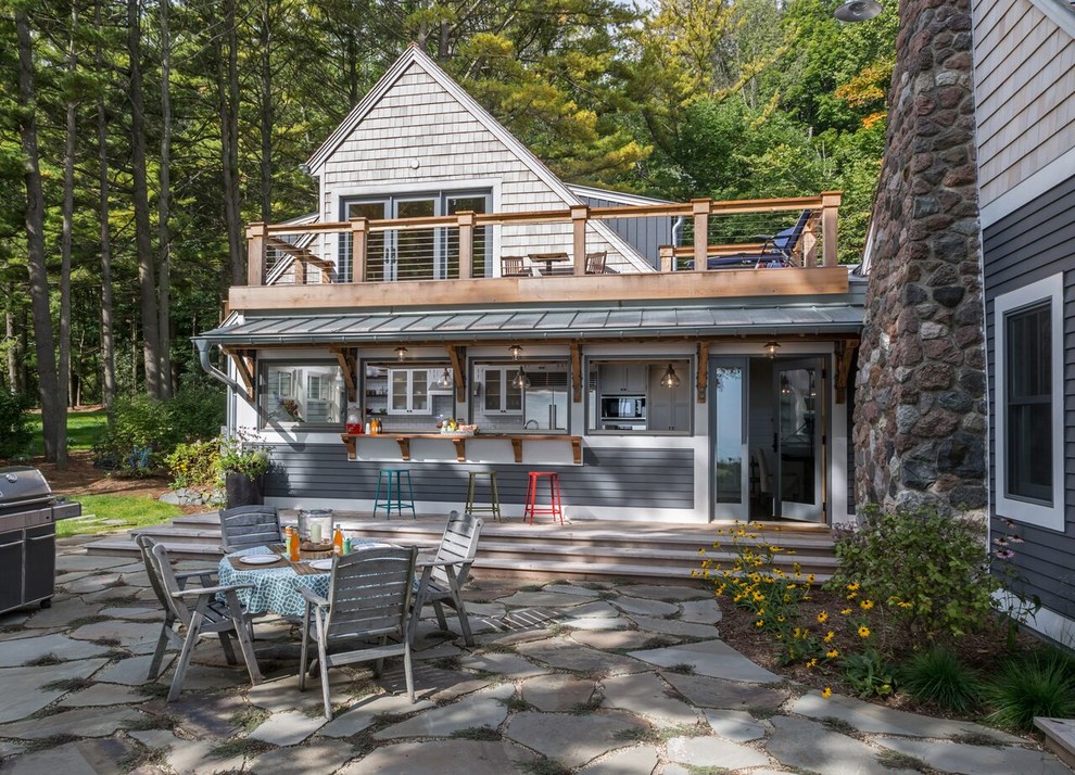Стильный дизайн: двор среднего размера на заднем дворе в морском стиле с летней кухней, покрытием из каменной брусчатки и навесом - последний тренд