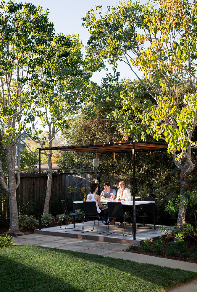 Immagine di un piccolo patio o portico minimalista dietro casa con pedane e una pergola