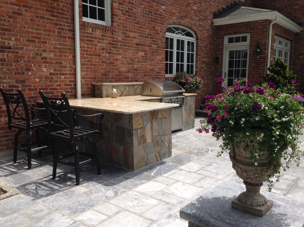 Inspiration for a traditional patio in Bridgeport.