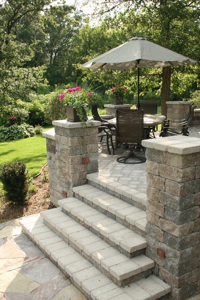 Idee per un grande patio o portico rustico dietro casa con pavimentazioni in pietra naturale
