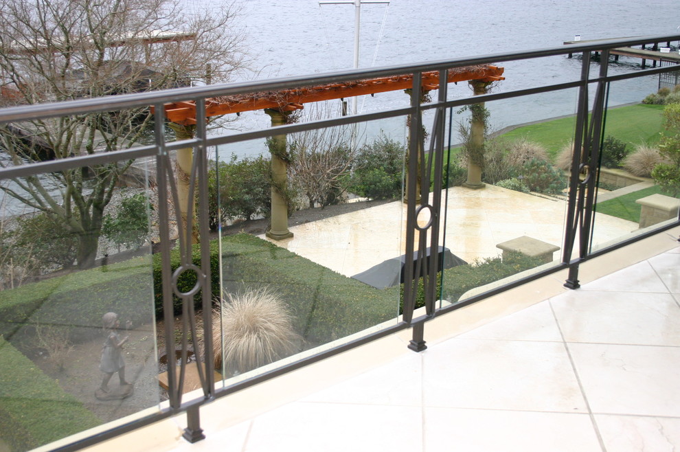 Idée de décoration pour une terrasse arrière méditerranéenne avec des pavés en béton et une extension de toiture.
