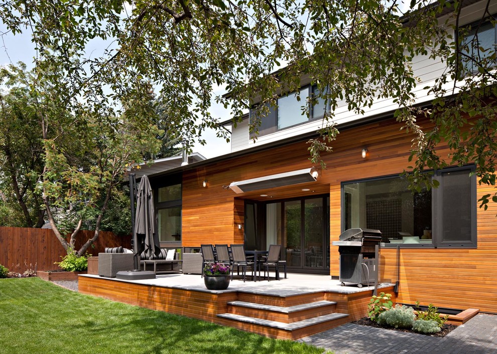 Mittelgroßer, Unbedeckter Moderner Patio hinter dem Haus mit Outdoor-Küche und Betonboden in Calgary