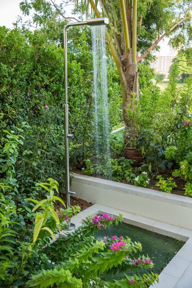 Idee per un patio o portico tropicale di medie dimensioni