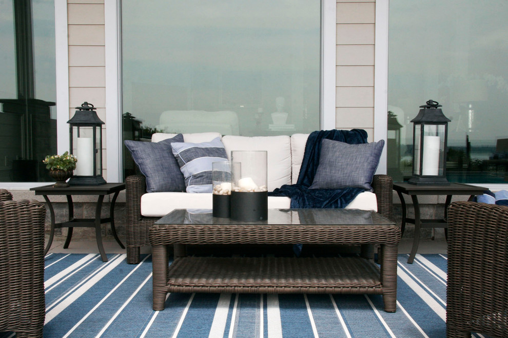 Inspiration pour une grande terrasse arrière traditionnelle avec une cuisine d'été, des pavés en béton et aucune couverture.
