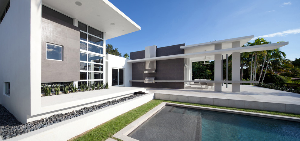 Patio - modern patio idea in Miami