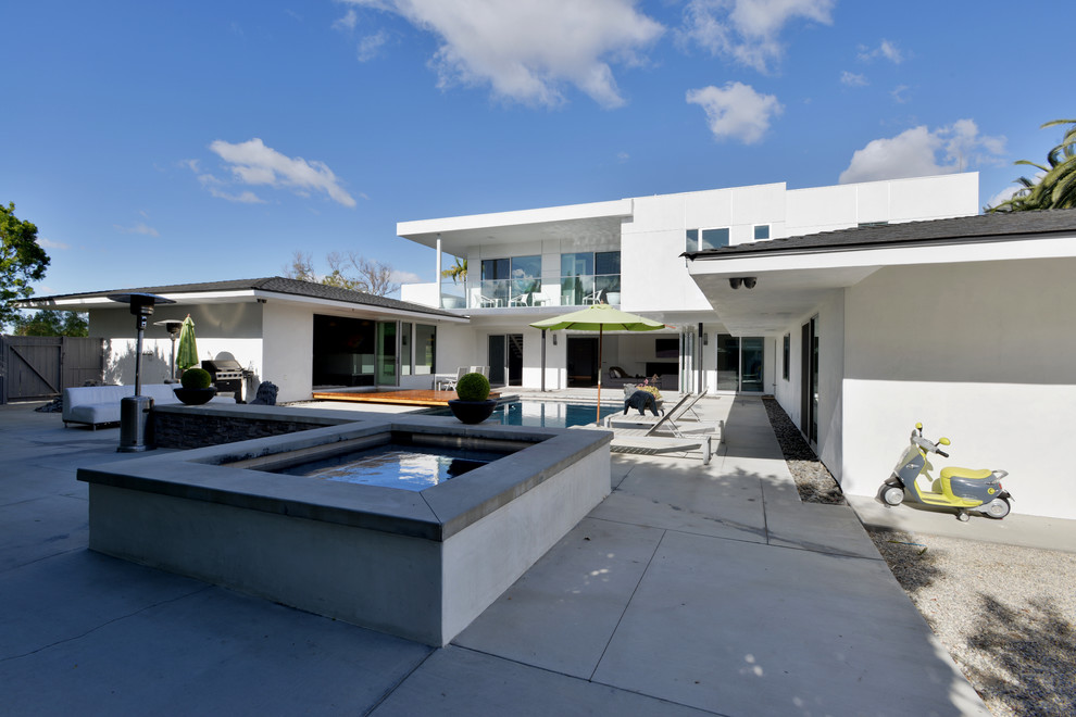 Свежая идея для дизайна: двор среднего размера на заднем дворе в стиле модернизм с покрытием из бетонных плит - отличное фото интерьера