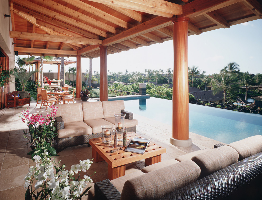 Cette photo montre une terrasse exotique avec une extension de toiture.