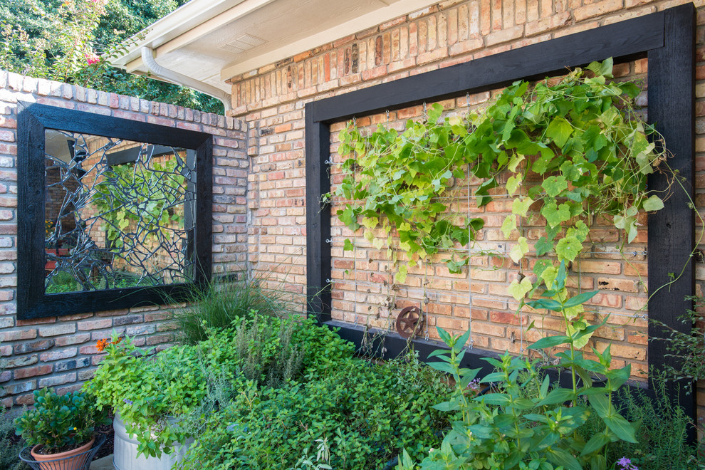 Источник вдохновения для домашнего уюта: огород во дворе на боковом дворе в стиле фьюжн с покрытием из декоративного бетона