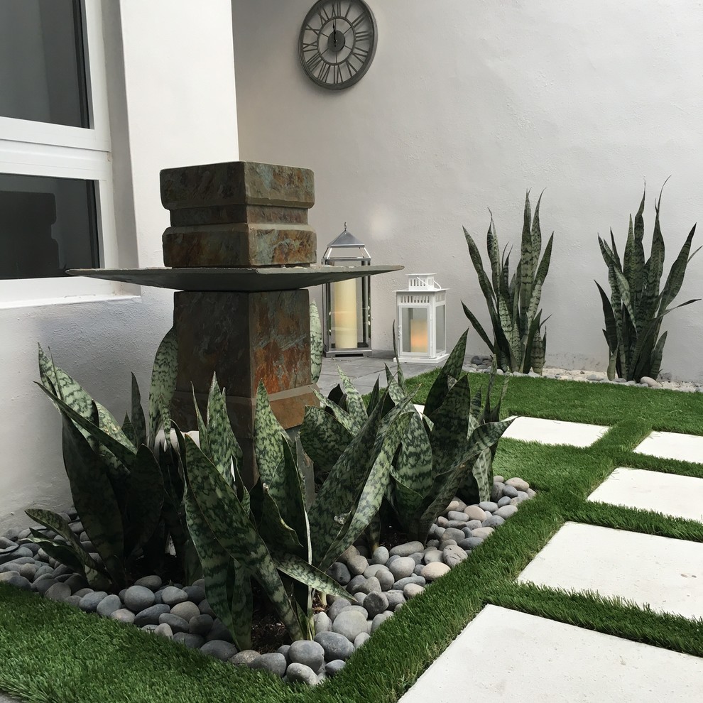 Kleiner, Überdachter Moderner Patio im Innenhof mit Wasserspiel und Betonboden in Miami
