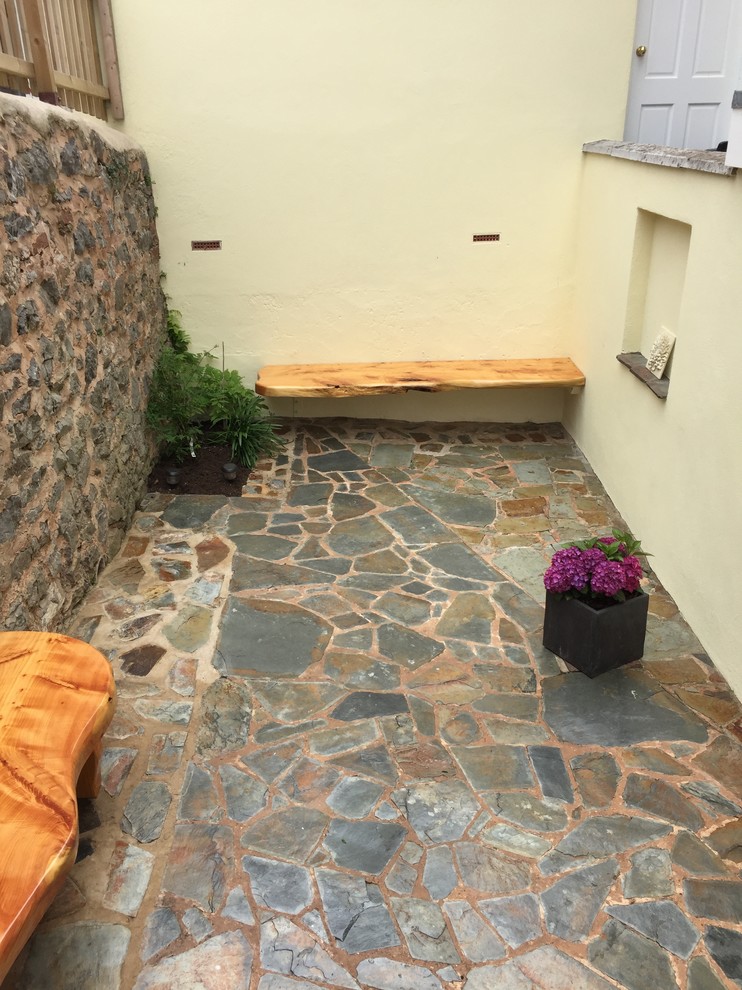 Esempio di un piccolo patio o portico moderno in cortile con pavimentazioni in pietra naturale e nessuna copertura