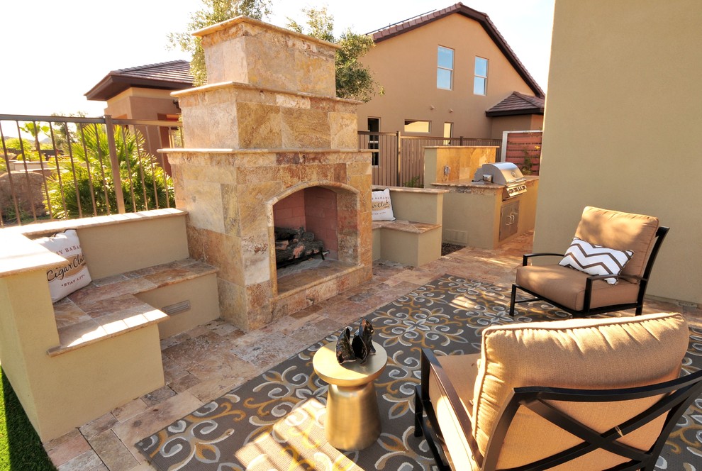 Aménagement d'une terrasse arrière contemporaine de taille moyenne avec une cuisine d'été, des pavés en pierre naturelle et aucune couverture.