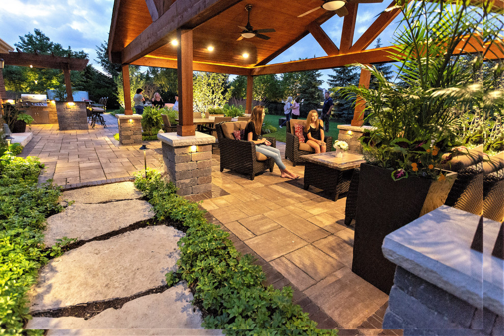Стильный дизайн: двор среднего размера на заднем дворе в современном стиле с покрытием из каменной брусчатки - последний тренд