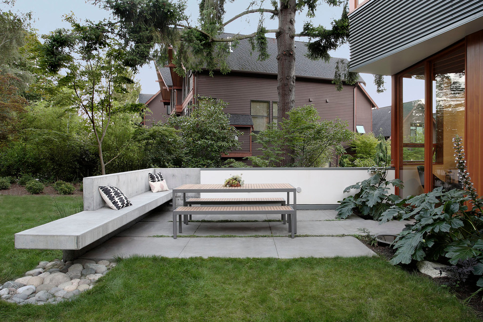 シアトルにある中くらいなコンテンポラリースタイルのおしゃれな裏庭のテラス (日よけなし、コンクリート敷き	) の写真