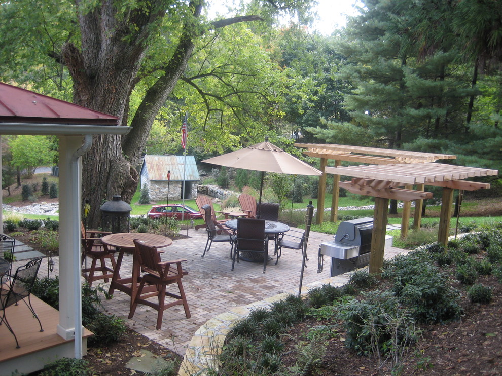 Immagine di un patio o portico stile rurale con una pergola