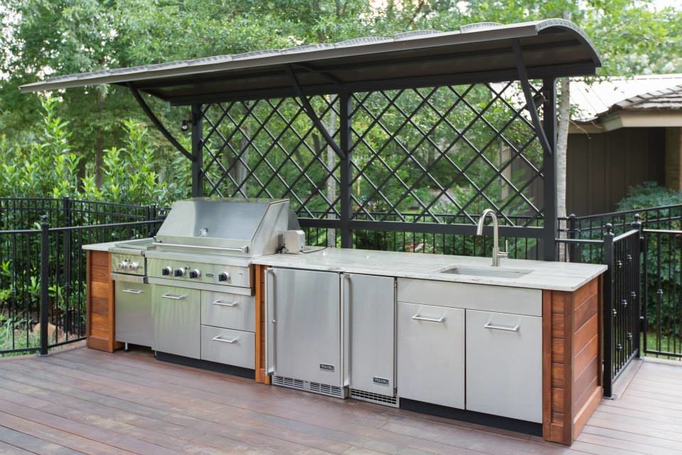 Modelo de patio tradicional de tamaño medio sin cubierta en patio trasero con cocina exterior y entablado