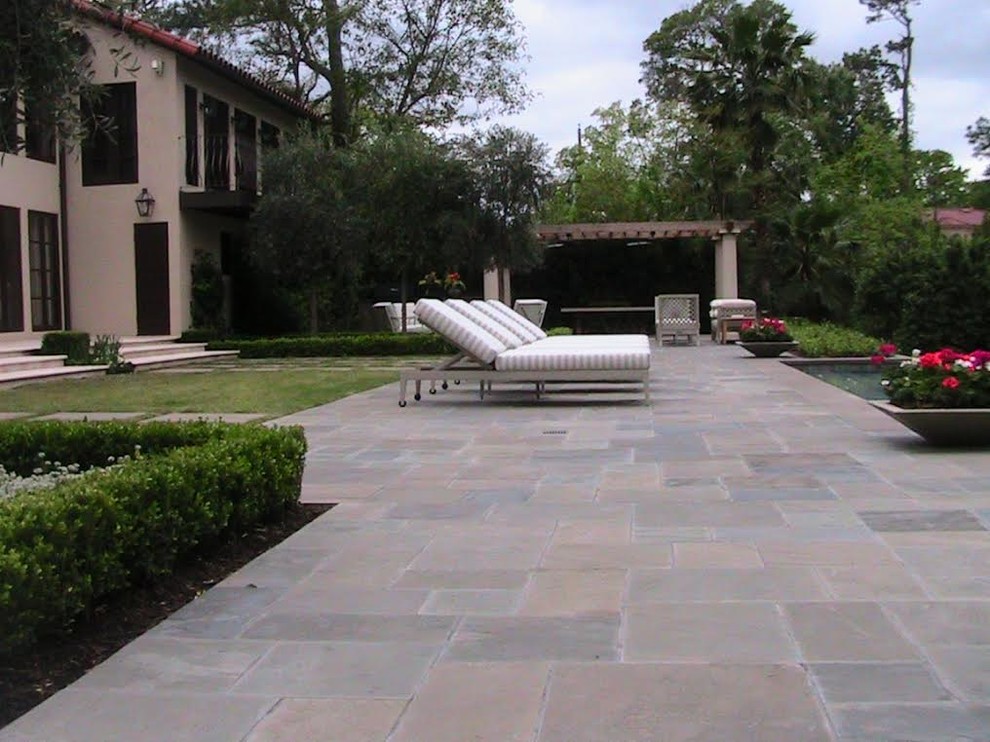 Ispirazione per un grande patio o portico tradizionale dietro casa con fontane e pavimentazioni in pietra naturale