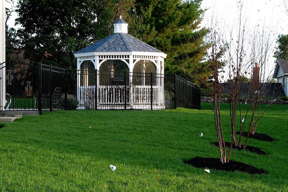 Esempio di un patio o portico tradizionale con un gazebo o capanno