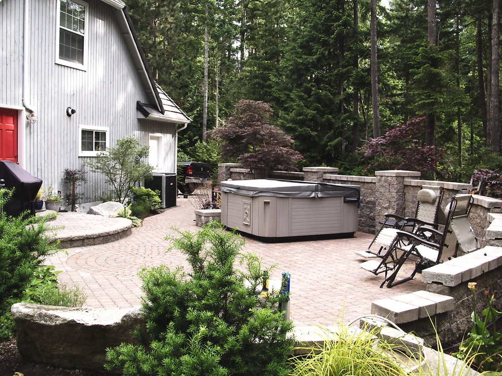 Modelo de patio tradicional de tamaño medio en patio con adoquines de hormigón