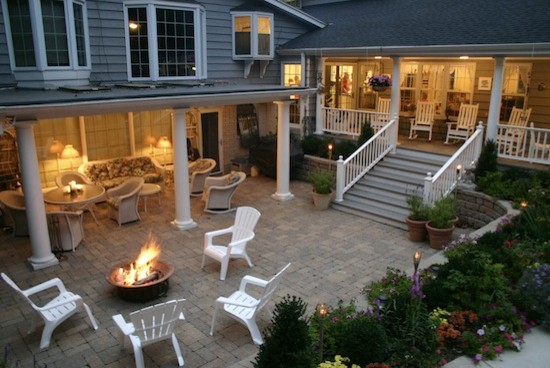 Imagen de patio tradicional grande sin cubierta en patio trasero con brasero y adoquines de piedra natural