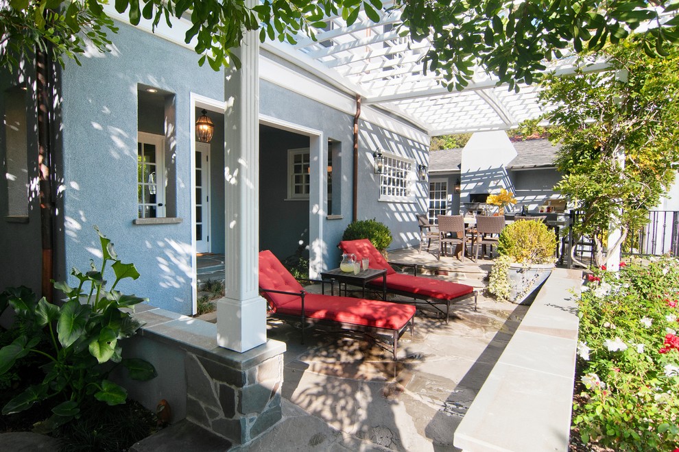 Immagine di un patio o portico minimal dietro casa con una pergola