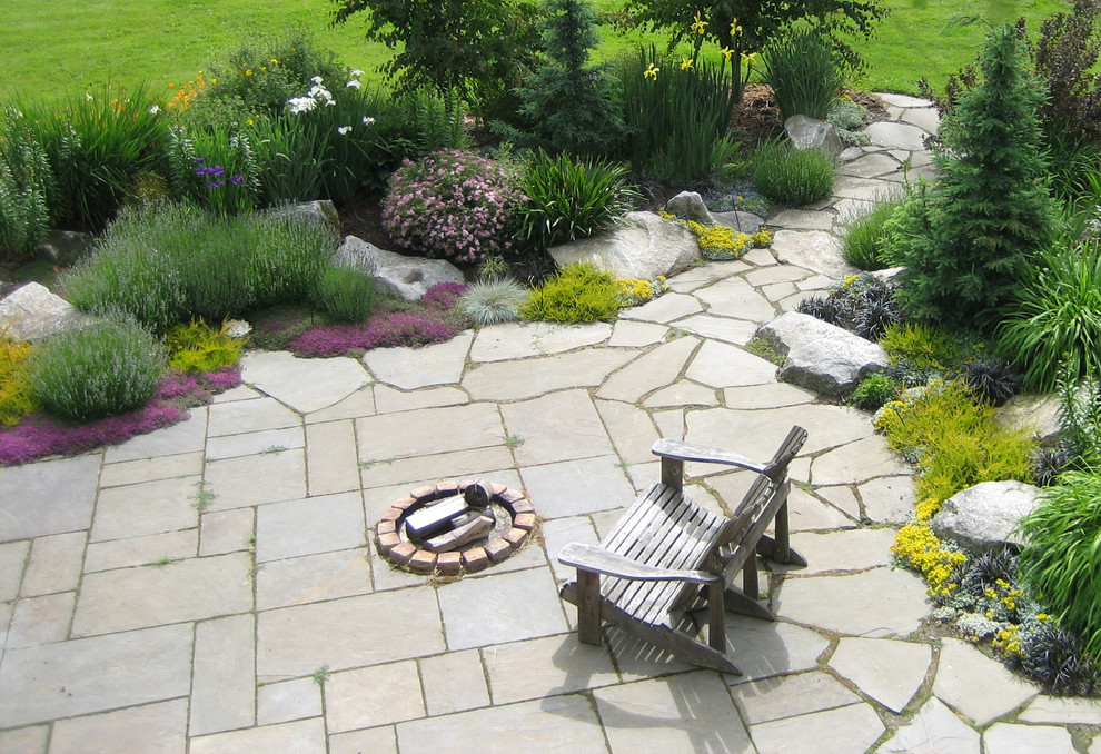 Стильный дизайн: большой двор на заднем дворе в современном стиле с местом для костра и покрытием из каменной брусчатки без защиты от солнца - последний тренд