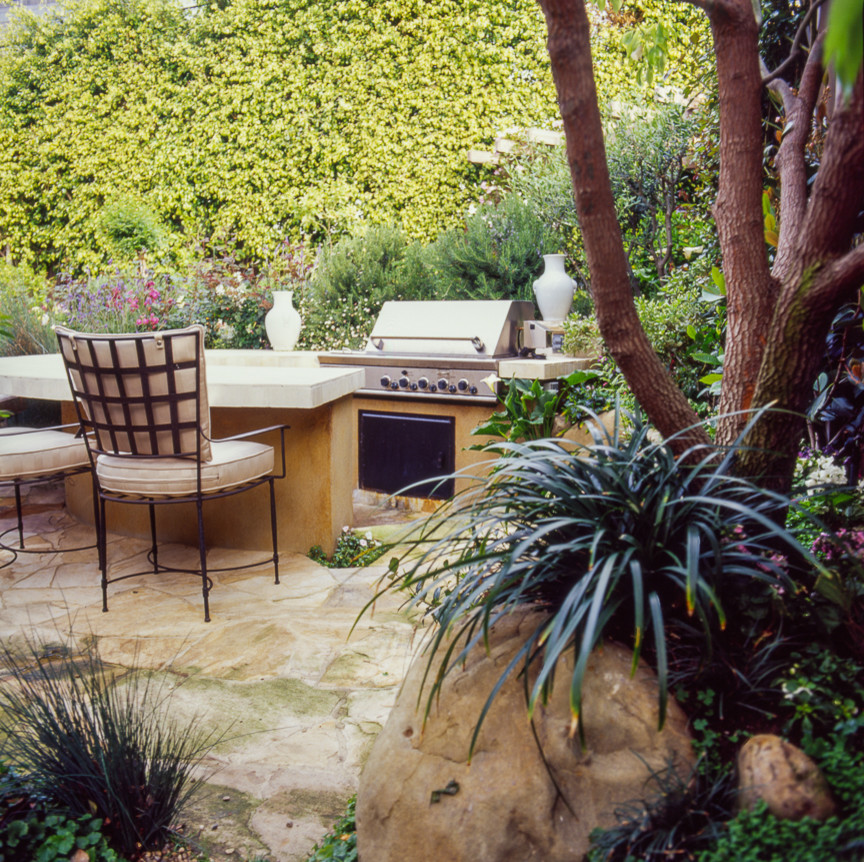 Свежая идея для дизайна: маленький двор на заднем дворе в классическом стиле с летней кухней и покрытием из каменной брусчатки без защиты от солнца для на участке и в саду - отличное фото интерьера