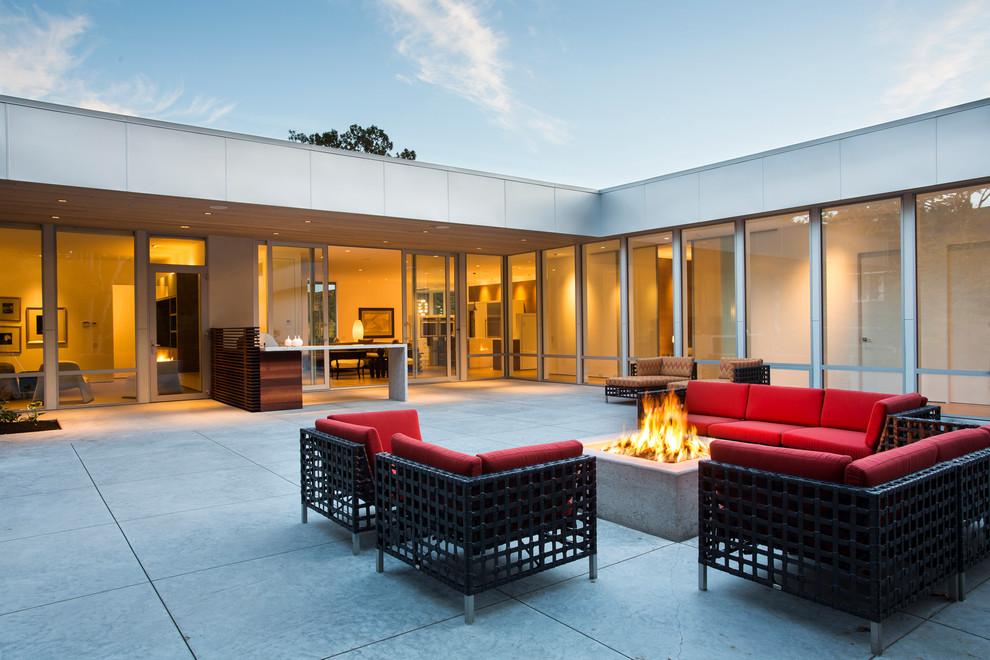 Пример оригинального дизайна: двор на внутреннем дворе в стиле модернизм с местом для костра без защиты от солнца