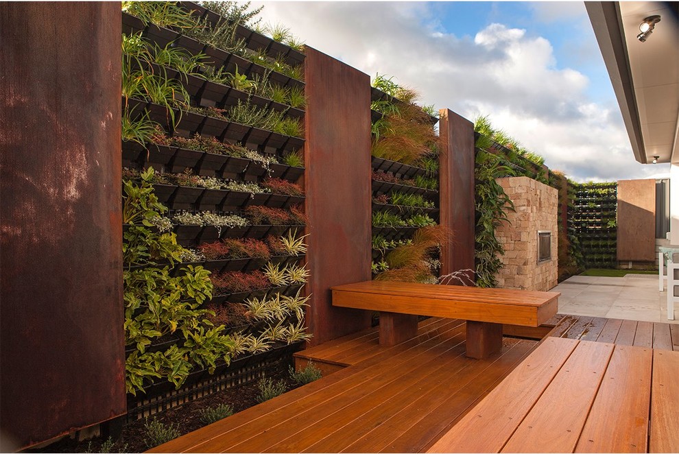 Idée de décoration pour une grande terrasse arrière minimaliste avec un foyer extérieur et du carrelage.