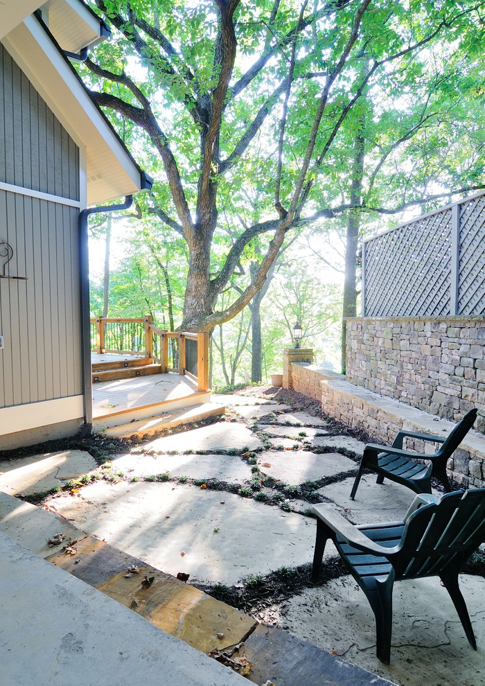 Idee per un patio o portico tradizionale con pavimentazioni in pietra naturale