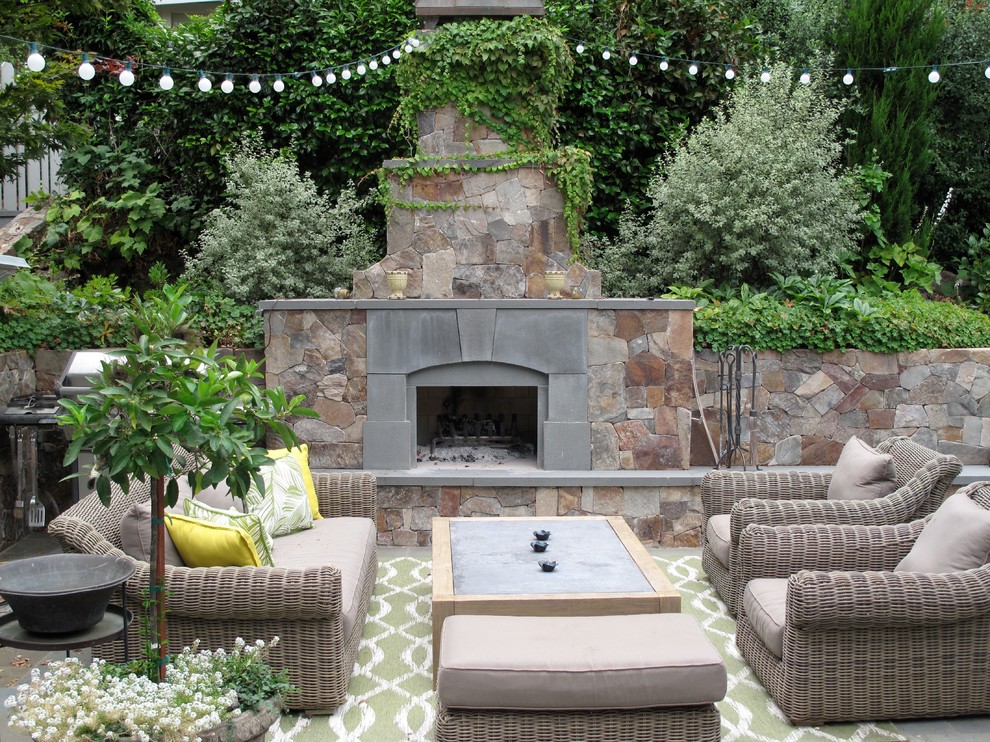 Пример оригинального дизайна: двор на заднем дворе в классическом стиле с покрытием из бетонных плит и зоной барбекю без защиты от солнца