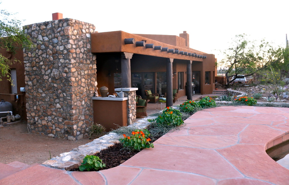 Großer, Gefliester Mediterraner Patio hinter dem Haus mit Feuerstelle in Phoenix
