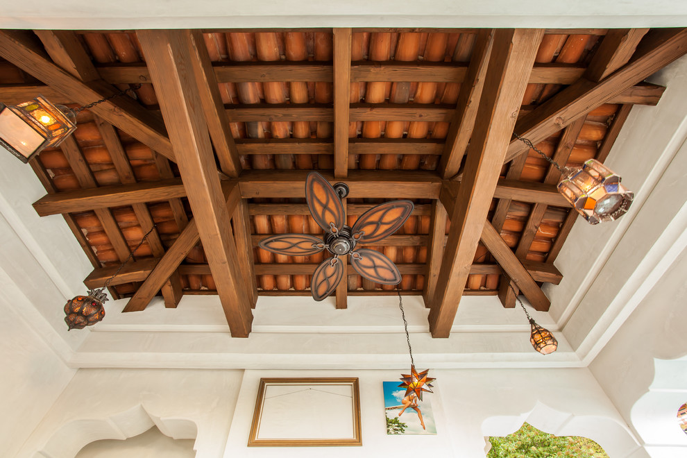 サンタバーバラにある地中海スタイルのおしゃれなテラス・中庭 (張り出し屋根) の写真